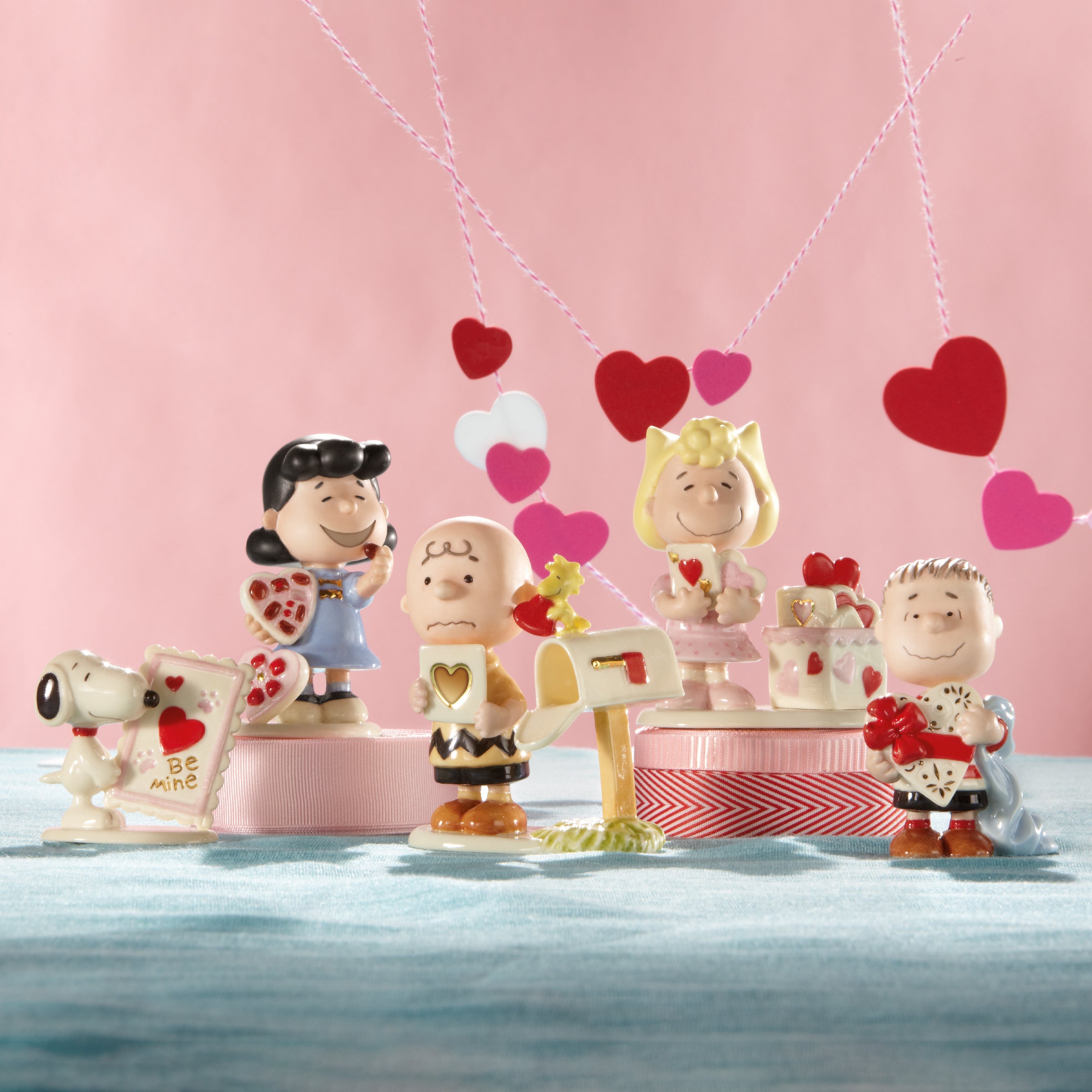 Alternative view of Peanuts 5 Piece Valentine's Figurine Set