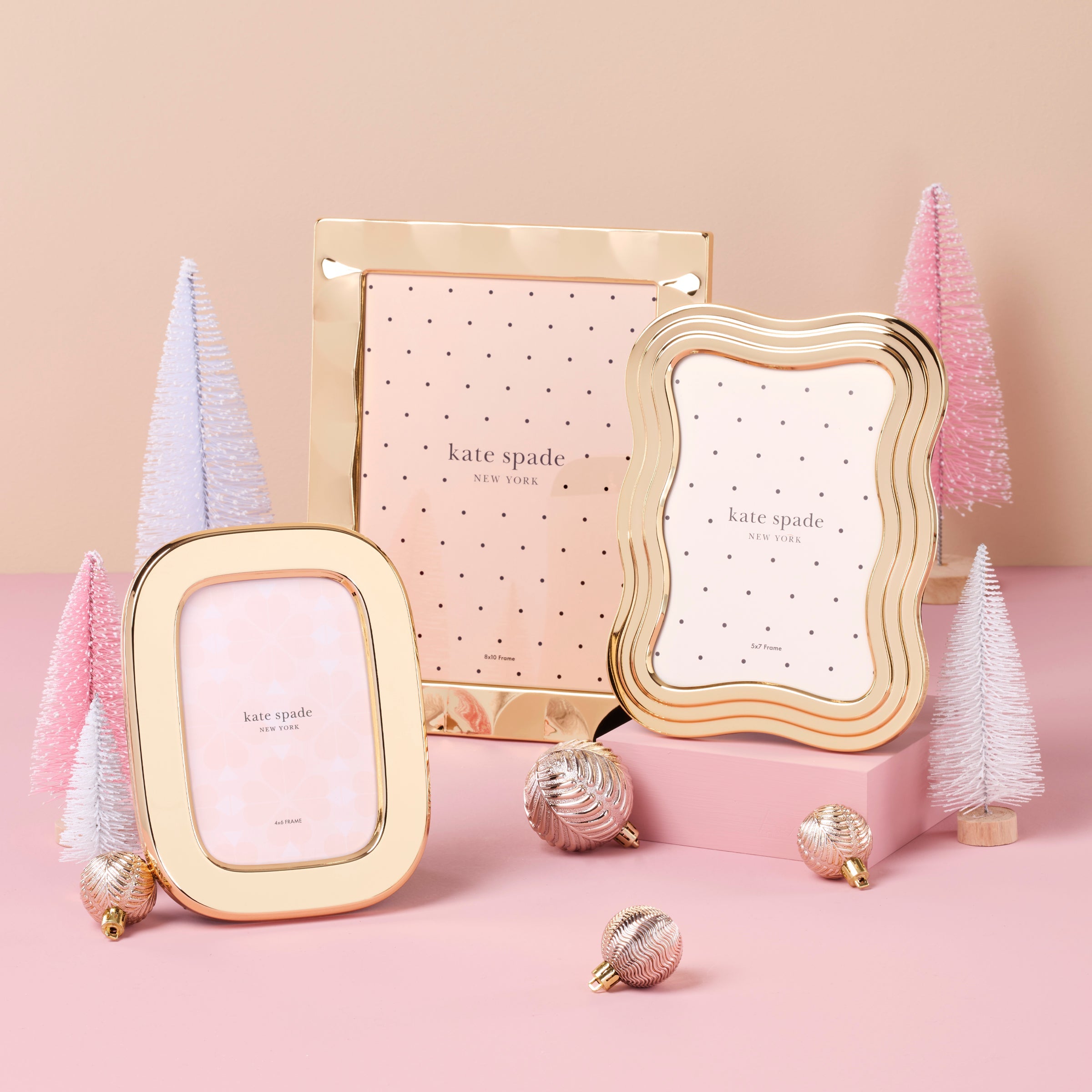 Alternative view of South Street 5" x 7" Gold Wavy Frame