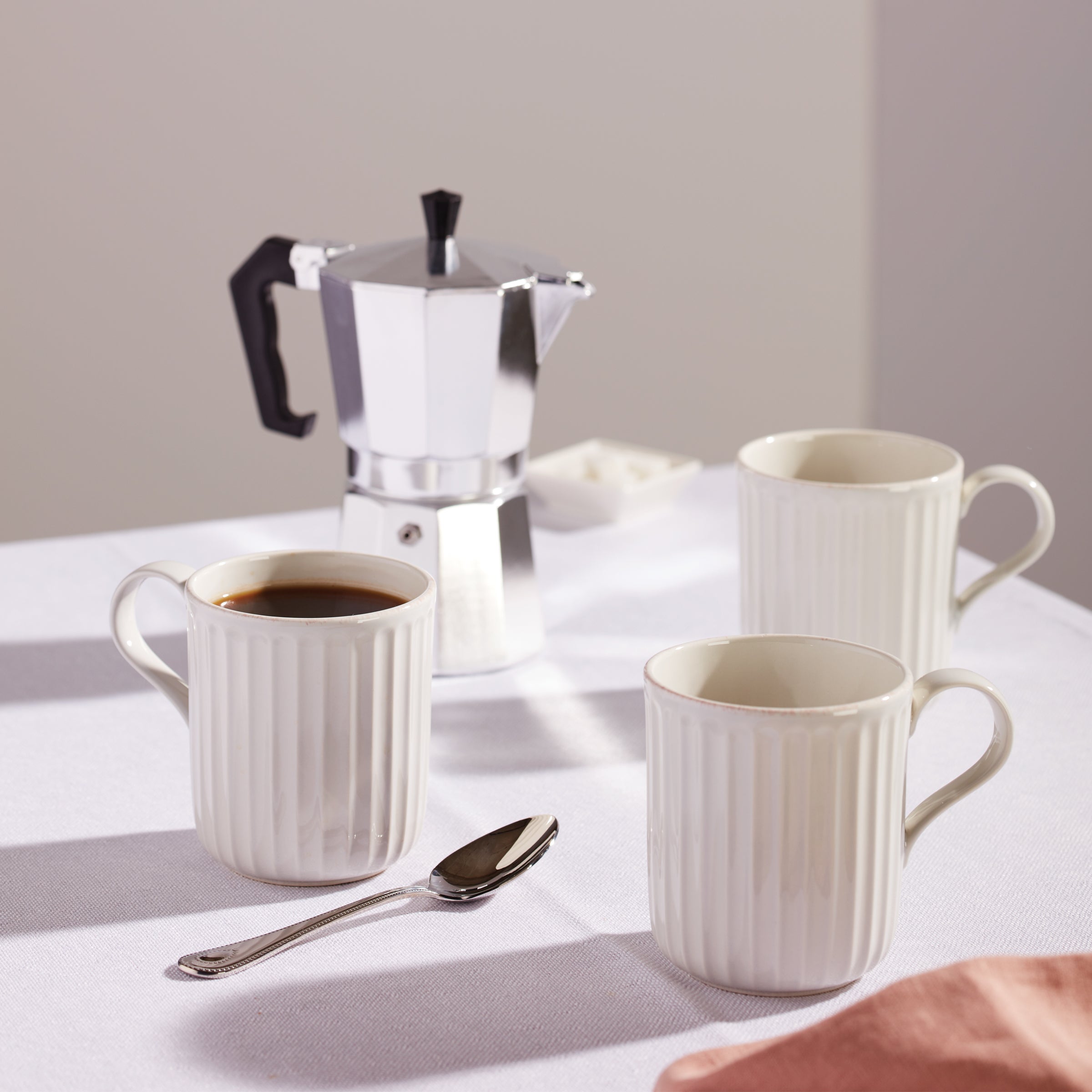 Alternative view of French Perle Scallop Mugs   Set of 4